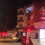 Fotos: marquise de prédio desaba e cai sobre veículo no DF