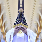 Sem eleição e com estátua nova, Nossa Senhora Aparecida “ganha de volta” seu feriado