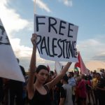 Vídeo: grupos pró e contra causa palestina brigam em Brasília
