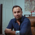Viver em comunidades brasileiras nos EUA proporciona conforto mas limita a adaptação