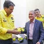 Agentes de trânsito recebem equipamentos de segurança para fiscalização