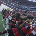 Crianças recepcionam jogadores do Flamengo antes de jogo em Brasília