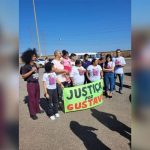 DF: família e amigos de jovem morto por PM protestam em frente a fórum