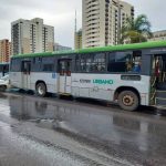 Motorista perde controle, carro derrapa e bate de lado em ônibus no DF