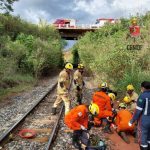 Carro cai de viaduto de 8m de altura e despenca sobre linha de trem