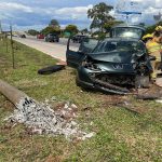 Homem fica ferido ao bater carro em poste na EPIA Sul