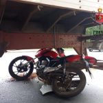 Moto vai parar embaixo de caminhão após batida em estrada no DF. Vídeo