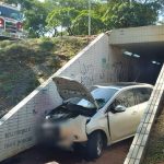 Motorista perde controle, e carro cai em passagem subterrânea no Eixão