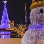 Torre de TV se ilumina para o Natal