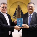 Comunista assumido, Flávio Dino acende vela para Deus e o diabo para conseguir uma vaga suprema