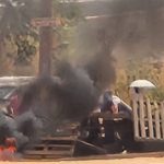 Manifestantes montam barricada para evitar remoção de barracos no DF
