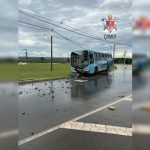 Vídeo: ônibus bate em poste de energia, e motorista fica ferido