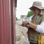 O trabalho porta a porta dos agentes de combate à dengue