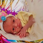 Bebês de unidade neonatal participam de ensaio fotográfico