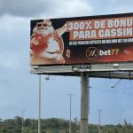 Determinada a retirada de três outdoors irregulares no Eixão Sul