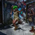 Nas favelas, o carnaval existe e resiste