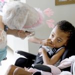 Pacientes com tratamento domiciliar recebem visitas temáticas de Carnaval