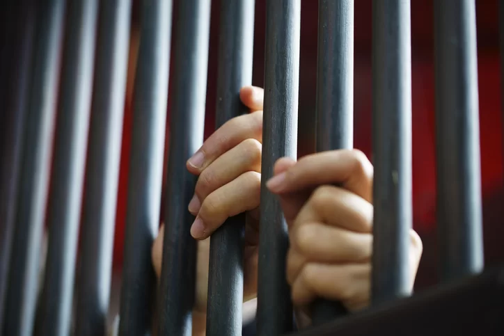 Mulher-e-presa-por-crime-que-ocorreu-quando-ela-tinha-10-anos