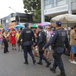 Folião precavido curte os bloquinhos com atenção à segurança