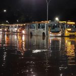 Vídeos: forte chuva no DF deixa ruas alagadas e carros submersos