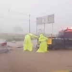Agentes de trânsito realizam resgate de duas pessoas durante temporal