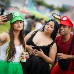 Sob chuva e neblina, foliões saem às ruas para curtir Carnaval no DF
