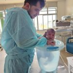 UCIN do Hospital Regional de Santa Maria realiza ofurôterapia como método de acalmar os recém-nascidos