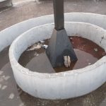 Ao lado do Memorial JK, Praça do Cruzeiro acumula água parada e lixo