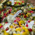 Cemitérios privatizados de SP cobram até dez vezes mais para reenterrar mortos da covid