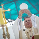 Fiéis lotam a Catedral de Brasília para celebração da missa de Páscoa