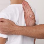 Escoliose é mais comum em adolescentes. Saiba como identificar