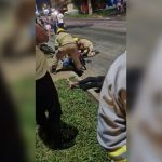 Vídeo. Em fuga, moto invade faixa de pedestre e é atingida por carro