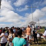 Fiéis iniciam a Sexta-feira Santa com promessas no Morro da Capelinha