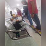 Pacientes internados com dengue são deixados em corredor de UPA do DF
