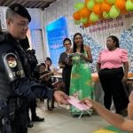 PMs do DF doam chocolates para crianças carentes às vésperas da Páscoa
