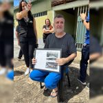 Vídeo: com fanfarra, alunos homenageiam professor afastado por câncer