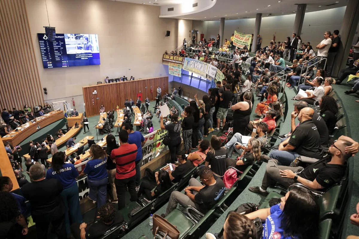 Servidores-de-diversas-frentes-aproveitam-a-última-sessão-ordinária-do-ano-na-Câmara-Legislativa-do-Distrito-Federal-antes-do-recesso-parlamentar-para-reivindicar-nomeações-CLDF-9