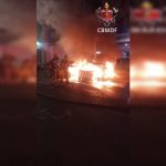 Carros pegam fogo em estacionamento de hospital no DF. Veja imagens