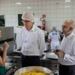 Autoridades do Reino Unido experimentam merenda de escola pública no Sol Nascente
