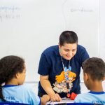 Projetos de professora com transtorno do espectro autista inspiram alunos e colegas