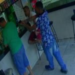 Vídeo: tranquilos, clientes ignoram bandidos armados em quiosque no DF