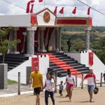 Voluntários fazem últimos ajustes para Via-Sacra do Morro da Capelinha