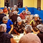 Moradores da Estrutural têm aulas gratuitas de culinária