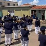 Veja reação de professor ao receber homenagem de alunos com fanfarra