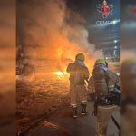 Grupo para ônibus, retira passageiros e ateia fogo no Sol Nascente