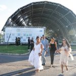 Casamento comunitário reúne 50 casais às margens do Lago Paranoá