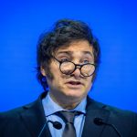 Ataques ao aborto legal na Argentina crescem com Milei e ameaçam acesso para brasileiras