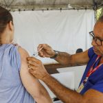 Grupo prioritário deve se vacinar contra covid-19 e Influenza no DF