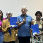 Feirantes recebem documento que autoriza trabalho por 15 anos