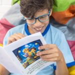 Aluno com baixa visão inspira colegas ao lançar livro em escola do DF